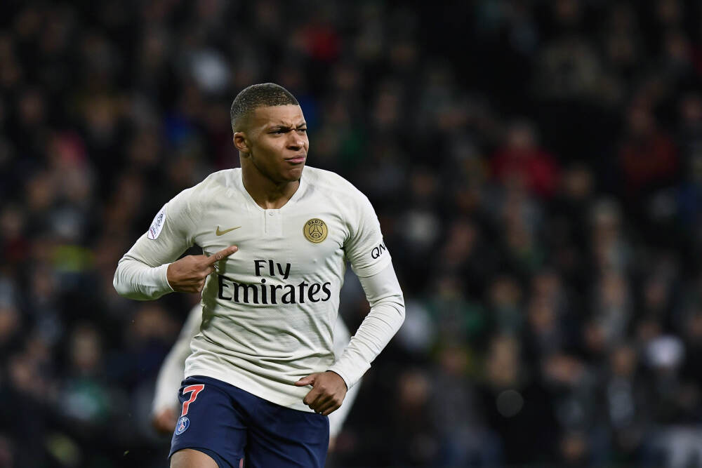 赛艇开桨，“百舸争流”